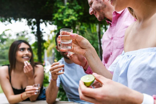 Latinská Žena Pití Tequila Nebo Mezcal Výstřel Skupinou Mladých Latinských — Stock fotografie