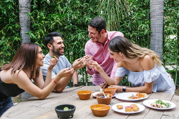 Groep Van Jonge Latin Friends Meeting Voor Bier Michelada Drankjes — Stockfoto