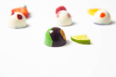 Mexico City 'de beyaz arka planda meyve portakalı, limon ve çilekli Meksika çikolatalı bonbonlar.