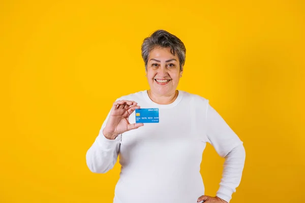 Latinamerikansk Vuxen Medelålders Kvinna Som Innehar Blått Kreditkort Isolerad Över — Stockfoto