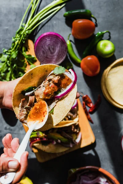 Manos Mexicanas Preparando Tacos Pastor Con Salsa Ciudad México —  Fotos de Stock