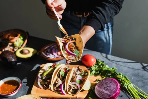 Manos Mexicanas Preparando Tacos Pastor Con Salsa Ciudad México —  Fotos de Stock