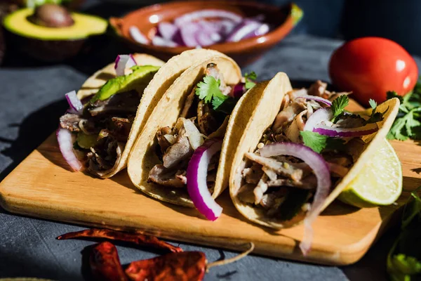 Tacos Callejeros Mexicanos Con Limón Salsa Cebolla Cilantro Ciudad México — Foto de Stock