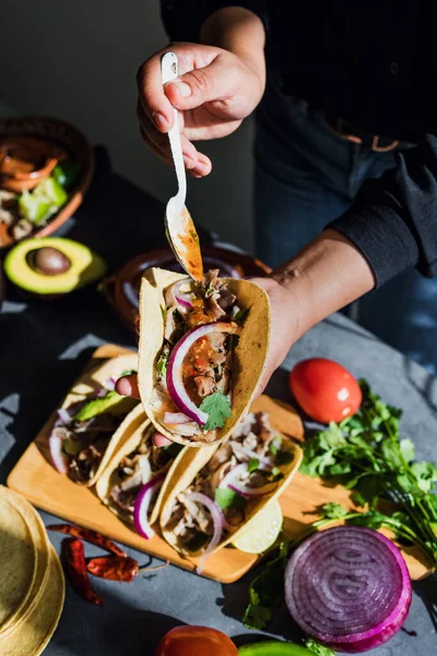 Manos Mexicanas Preparando Tacos Pastor Con Salsa Ciudad México — Foto de Stock