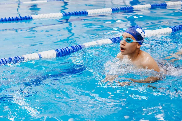 在墨西哥举行的游泳训练中 年轻男子游泳运动员戴着帽子和护目镜 — 图库照片
