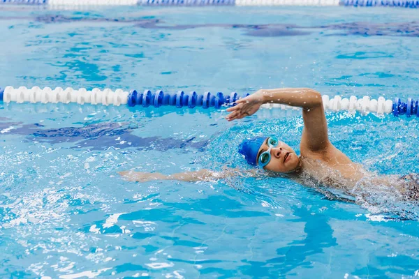 Jeune Homme Latino Adolescent Athlète Natation Portant Casquette Lunettes Dans — Photo