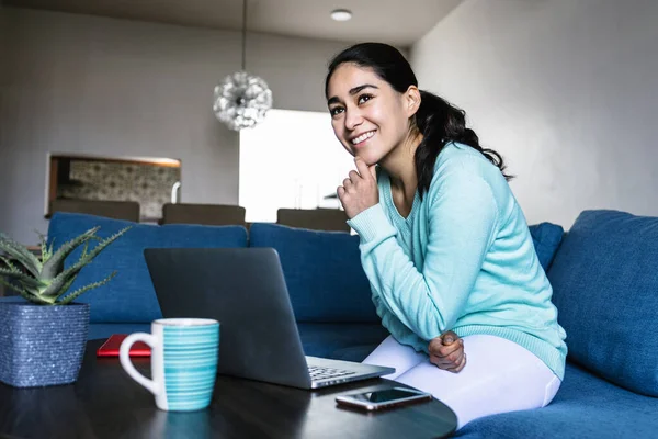 Latin Amerika Evde Dizüstü Bilgisayarla Çalışan Okuyan Genç Spanyol Kadın — Stok fotoğraf