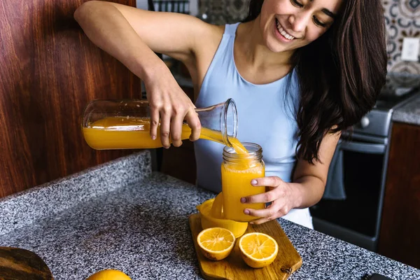 Hispanic Ung Latin Kvinne Tilbereder Appelsinjuice Kjøkkenet Mexico Latin Amerika – stockfoto