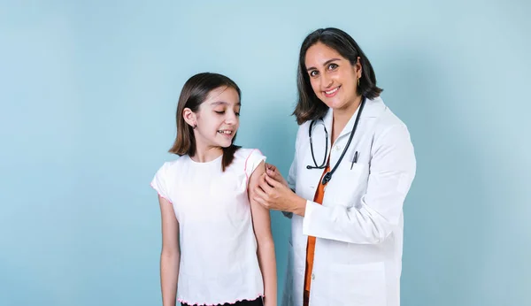 Hispânico Mulher Médico Injetando Vacina Para Bonito Hispânico Criança Menina — Fotografia de Stock