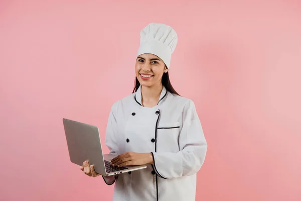 Portret Van Jonge Latin Vrouw Chef Kok Met Computer Roze — Stockfoto
