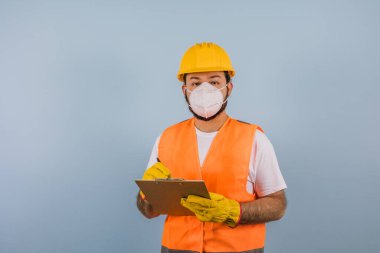 Latin Amerika 'da koronavirüs salgını için miğfer ve maske takan İspanyol profesyonel mühendis ve işçi.