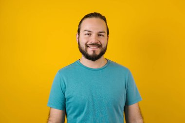 Latin Amerika 'nın sarı arka planında kopya alanı gösteren İspanyol genç adamın portresi.