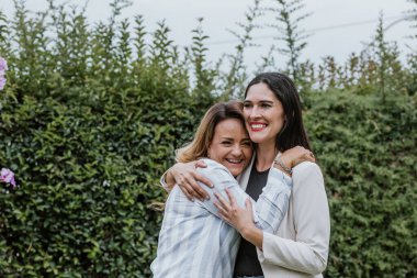 Latin Amerika 'da teras ofisinde sarılan iki Latin bayan arkadaş.