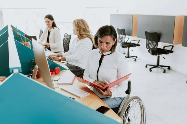 Transgender Lateinisch Frau Rollstuhl Auf Videoanruf Arbeit Mit Computer Büro — Stockfoto