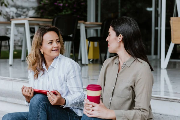 Dos Empresarias Latinas Mediana Edad Conversando Asesorándose Mutuamente Oficina México — Foto de Stock