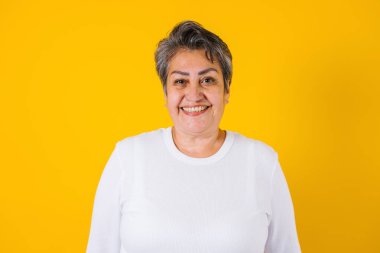 Latin Amerika 'da sarı arka planda İspanyol yetişkin kadın portresi