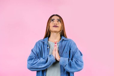 Latin kökenli genç bir kadın Meksika Latin Amerika 'da nefes alma ya da meditasyon ya da yoga dersleri alıyor.