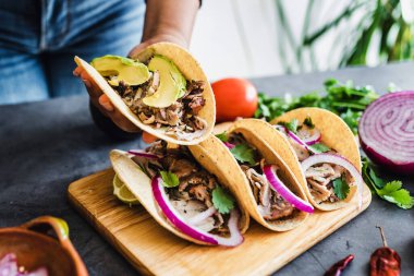 Meksikalı kadın Meksika Latin Amerika 'da geleneksel soslu taco hazırlıyor.