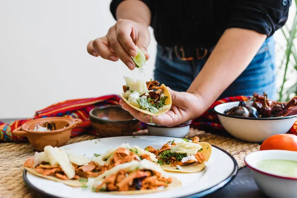 Manos Mexicanas Preparando Tacos Pastor Con Salsa Comida Tradicional México —  Fotos de Stock