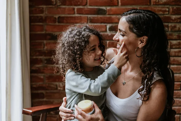 Madre Hija Ponen Crema Facial Máscaras Casa México América Latina — Foto de Stock