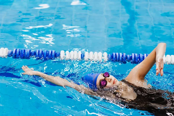 在墨西哥的一个游泳训练池中 年轻女子游泳运动员戴着帽子和护目镜 — 图库照片