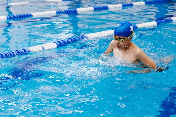 在墨西哥拉美地区举行的游泳训练中 拉丁裔男孩戴着泳帽和护目镜 — 图库照片