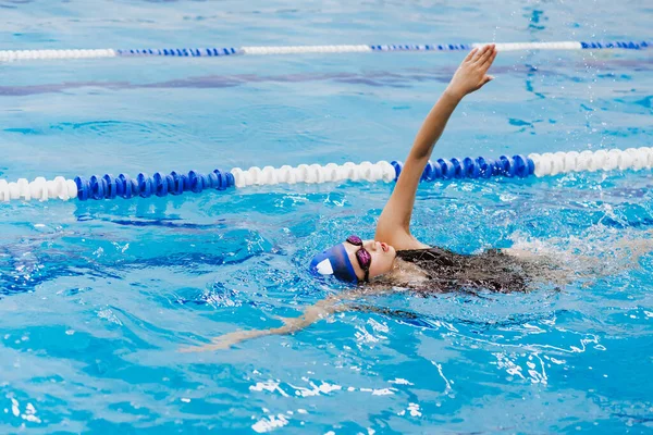 Atleta Adolescente Latina Nadadora Con Gorra Gafas Una Piscina Entrenamiento — Foto de Stock