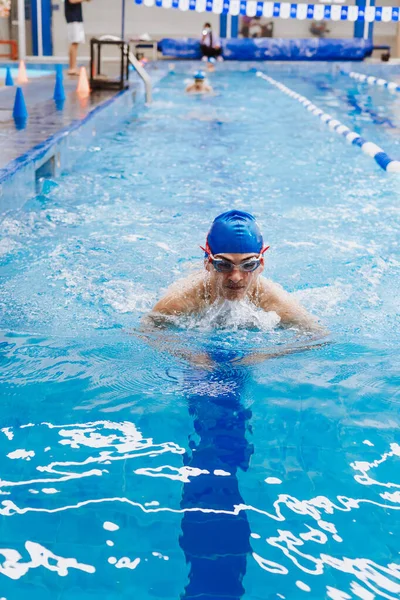 Jeune Homme Latino Athlète Natation Portant Casquette Lunettes Dans Entraînement — Photo