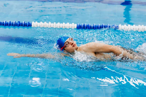 在墨西哥举行的游泳训练中 拉丁男子游泳运动员戴着帽子和护目镜 — 图库照片