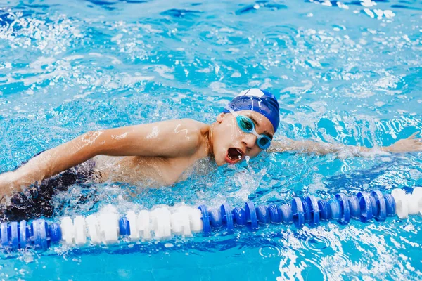 Joven Latino Adolescente Nadador Atleta Con Gorra Gafas Entrenamiento Natación — Foto de Stock