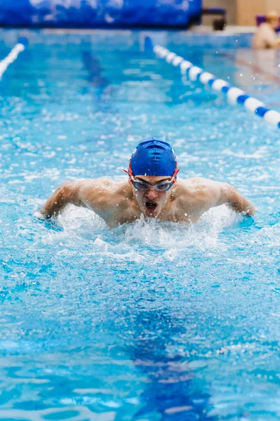 在墨西哥拉美地区举行的游泳训练中 他惊慌失措的年轻男子游泳运动员头戴帽子 — 图库照片