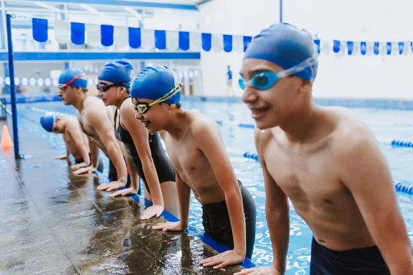 在墨西哥拉美地区举行的游泳训练中 拉丁裔男孩戴着泳帽和护目镜 — 图库照片