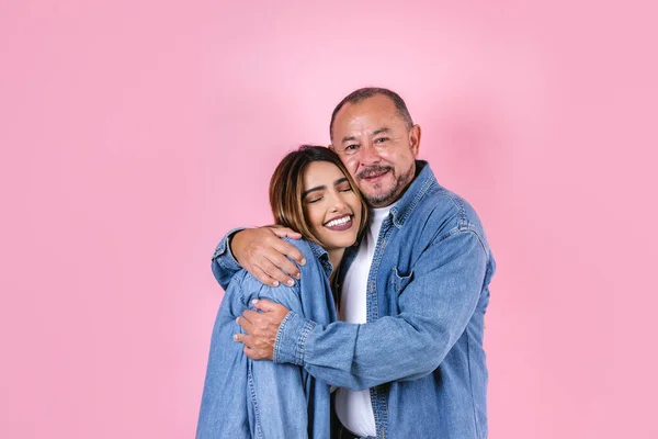 Latinský Otec Dcera Ležérní Oblečení Kopírovacím Prostoru Růžovém Pozadí Mexiku — Stock fotografie
