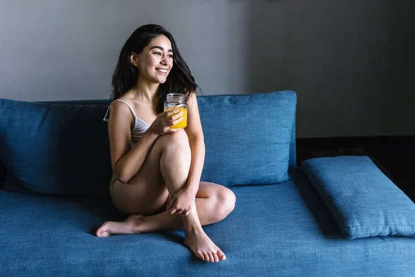 Lateinische Frau Trinkt Orangensaft Während Sie Sich Hause Auf Dem — Stockfoto