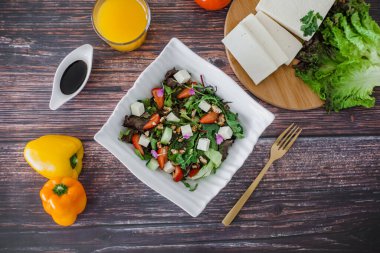 Meksika salata kasesi ve Meksika 'da panela beyaz peynir ve malzemeler.