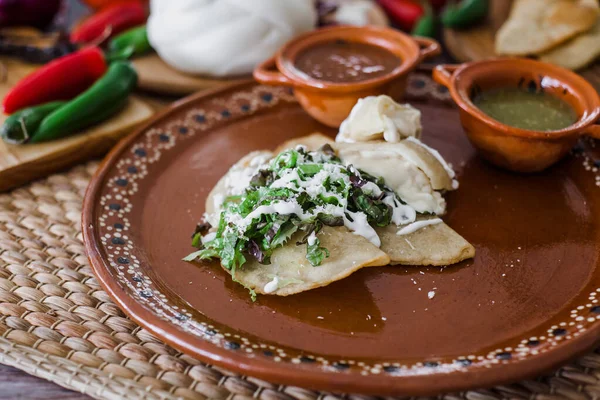 Quesadillas Mexicanas Con Salsa Queso Salsa Comida Tradicional México —  Fotos de Stock