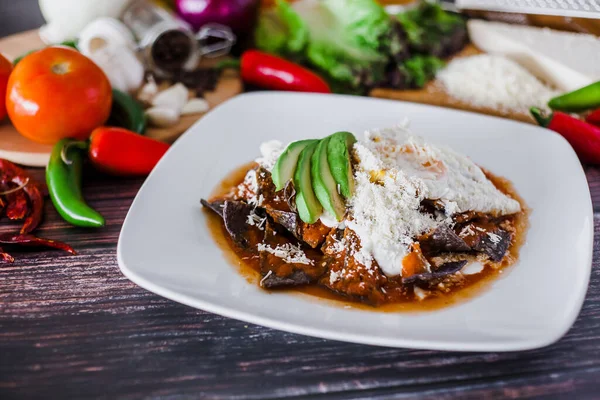 Comida Chilaquiles Vermelho Mexicano Com Nachos Frango Ovo Queijo Café — Fotografia de Stock