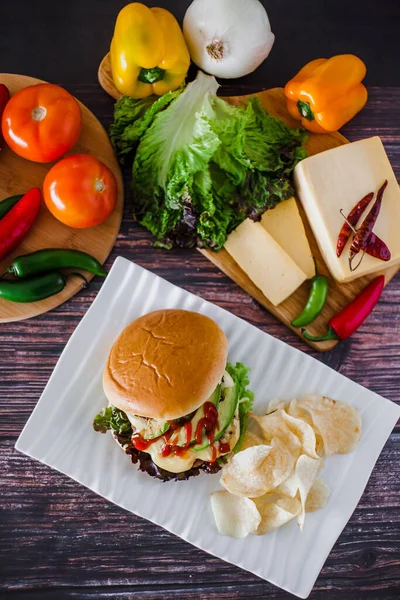 Hamburguesa Mexicana Con Papas Fritas Aguacate Comida Mesa Con Ingredientes —  Fotos de Stock