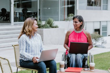 Meksika Latin Amerika 'da bilgisayarla çalışan transseksüel Latin kadın.