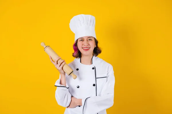 Jovem Latino Chef Estudante Segurando Rolo Espaço Cópia Fundo Amarelo — Fotografia de Stock