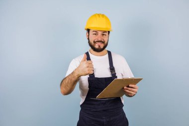 Latin Amerikalı Latin Amerikalı profesyonel mühendis ve miğferi ve başparmağı olan bir işçi.