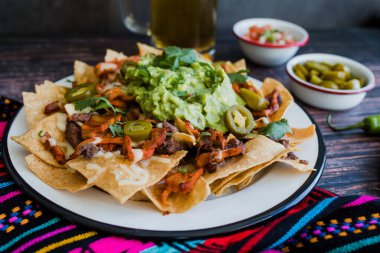 Meksika cipsleri, Amerikan peyniri ve avokado, Meksika Latin Amerika 'da geleneksel yemekler.