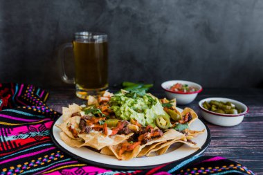 Meksika cipsleri, Amerikan peyniri ve avokado, Meksika Latin Amerika 'da geleneksel yemekler.