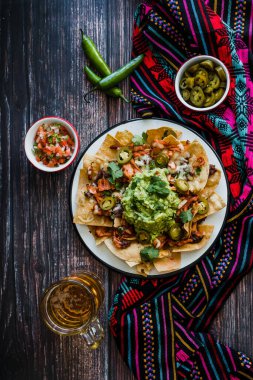 Meksika cipsleri, Amerikan peyniri ve avokado, Meksika Latin Amerika 'da geleneksel yemekler.