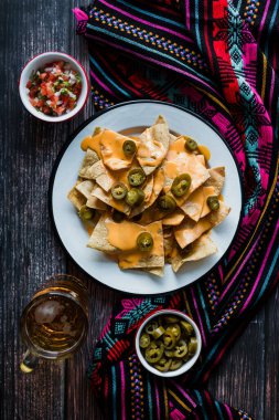 Meksika usulü Meksika cipsi, Amerikan peyniri ve Meksika usulü Meksika usulü jalapeno cipsi.