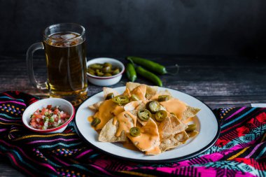 Meksika usulü Meksika cipsi, Amerikan peyniri ve Meksika usulü Meksika usulü jalapeno cipsi.