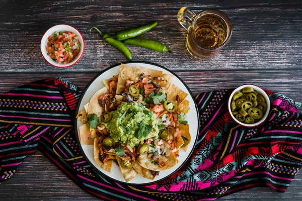 Meksika cipsleri, Amerikan peyniri ve avokado, Meksika Latin Amerika 'da geleneksel yemekler.