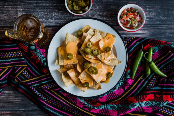 Meksika usulü Meksika cipsi, Amerikan peyniri ve Meksika usulü Meksika usulü jalapeno cipsi.