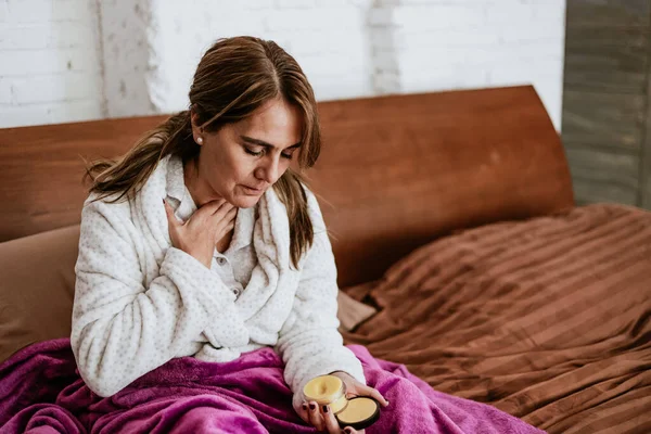 Lateinisch Kranke Ältere Frau Niest Und Benutzt Serviette Für Grippe — Stockfoto