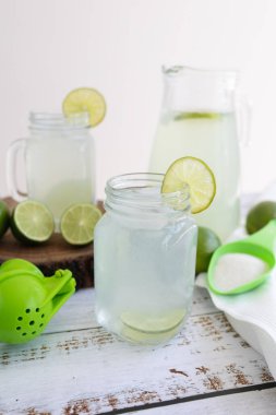 Latin Amerika 'nın beyaz arka planında yeşil limon ya da limonlu kavanoz bardak limonata.